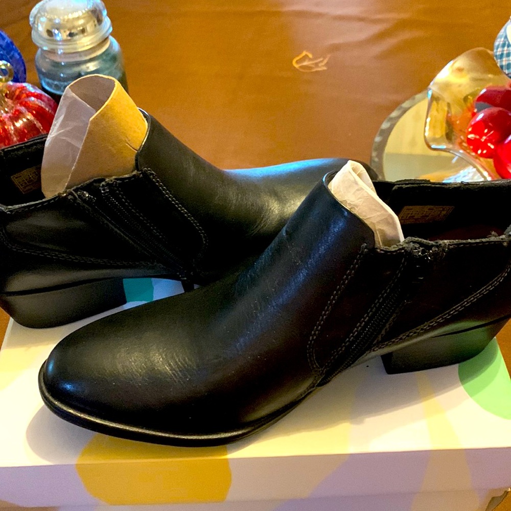 Earth Origins Black leather women’s booties